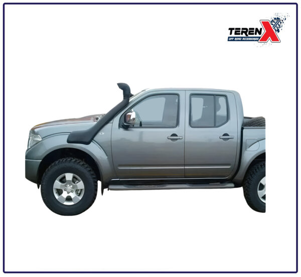 Snorkel auto TerenX montat pe Nissan Navara D40 (2005-2014), oferind protecție împotriva apei și prafului în condiții off-road, cu montaj complet și design durabil.