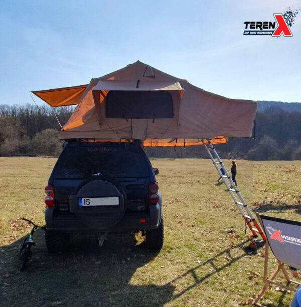 Cort de plafon auto pentru trei persoane marca Explore4x4 montat pe vehicul 4x4 în natură