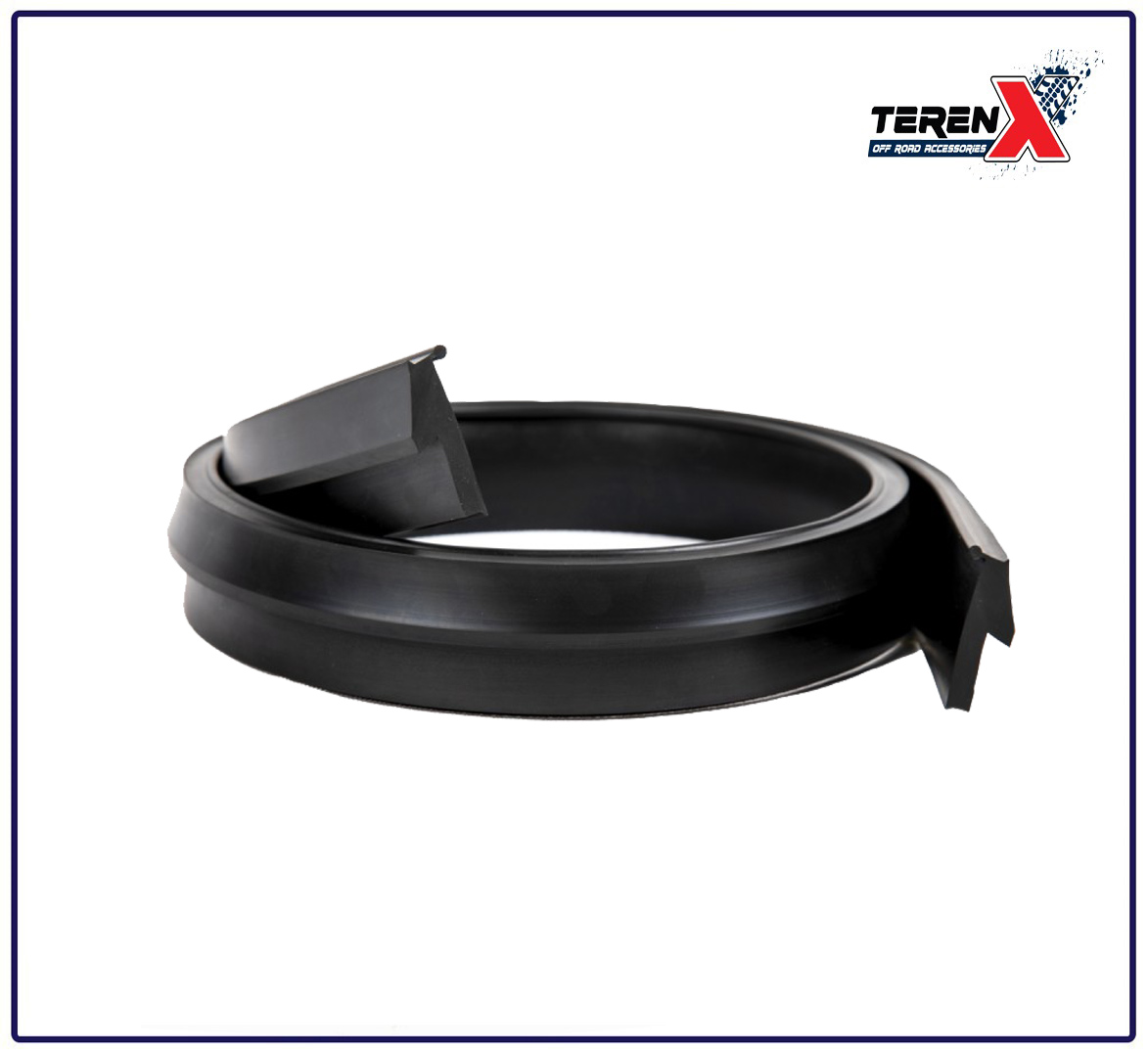 Extensii universale K25 din cauciuc EPDM negru, montate pe aripa unui vehicul off-road.