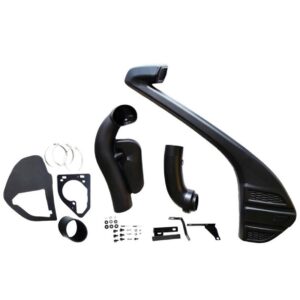 Kit complet snorkel off-road montat pe aripa dreaptă a unui Ford Ranger T7 argintiu, decupat pe fundal alb.