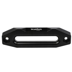 Fantă aluminiu anodizat negru Titanium Winch (hawse fairlead) pentru trolii 9500-17000 lbs cu șufă sintetică, distanță șuruburi 252 mm, logo gravat